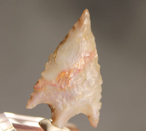Neolithic Agate Flint Barbed Arrowhead – 3.8 cm | Ténéré, Mali