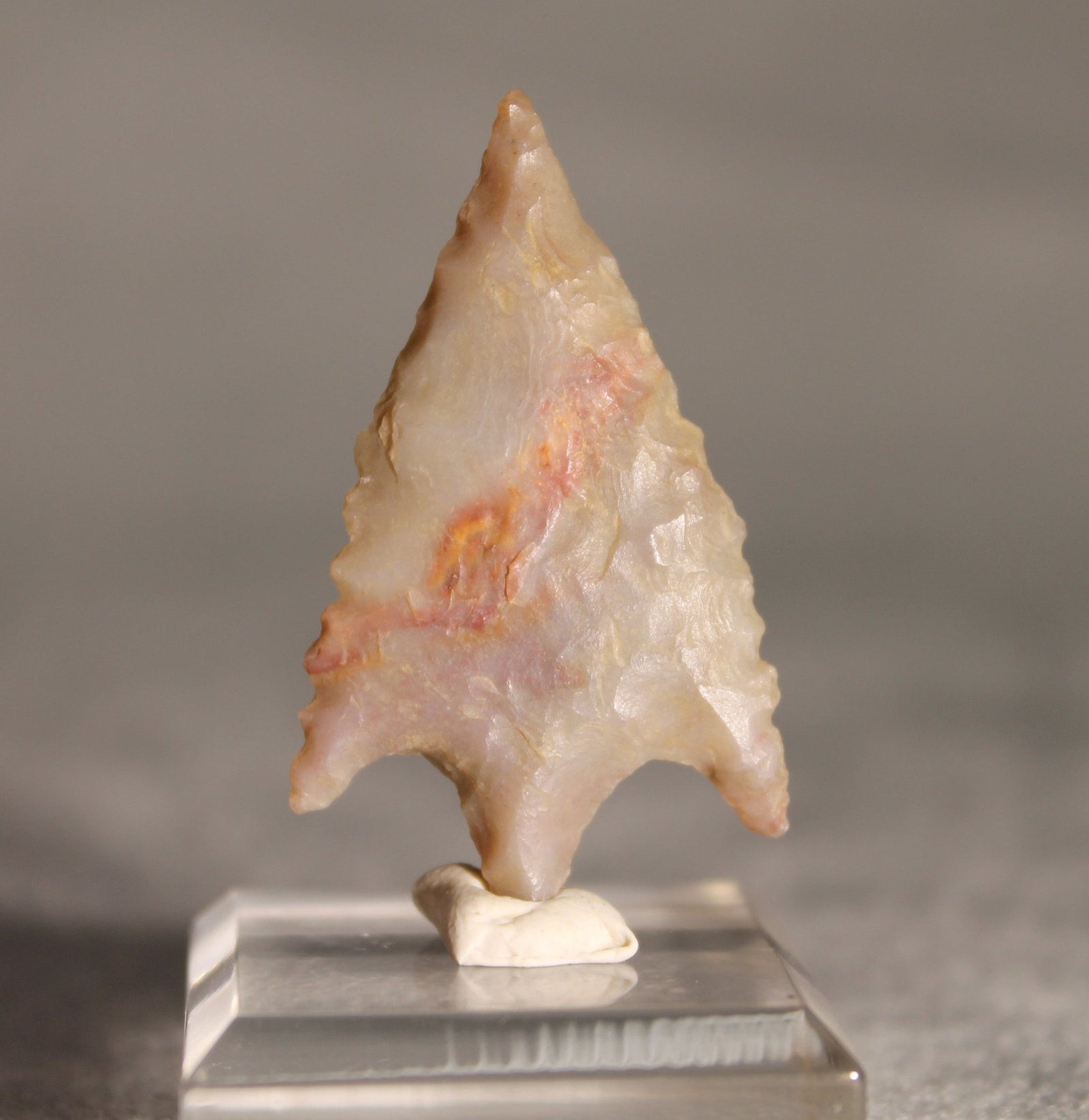 Neolithic Agate Flint Barbed Arrowhead – 3.8 cm | Ténéré, Mali