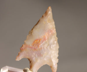 Neolithic Agate Flint Barbed Arrowhead – 3.8 cm | Ténéré, Mali