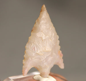 Neolithic Agate Flint Barbed Arrowhead – 3.8 cm | Ténéré, Mali